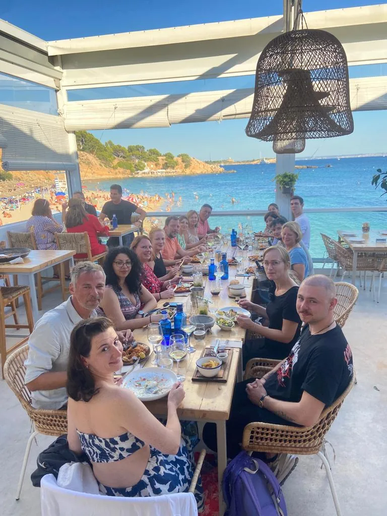 Das Team beim gemeinsamen Abendessen